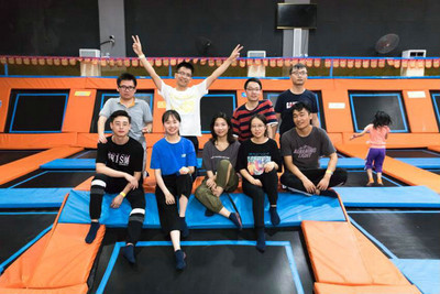 团建拓展：蹦床体验